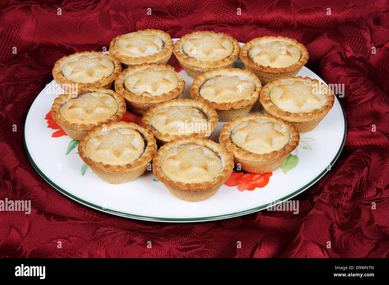 Traditional English Christmas Mince Pies on a plate Stock Photo - Alamy