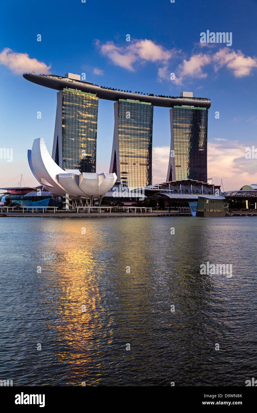 Marina bay sands hotel singapore hi-res stock photography and images ...