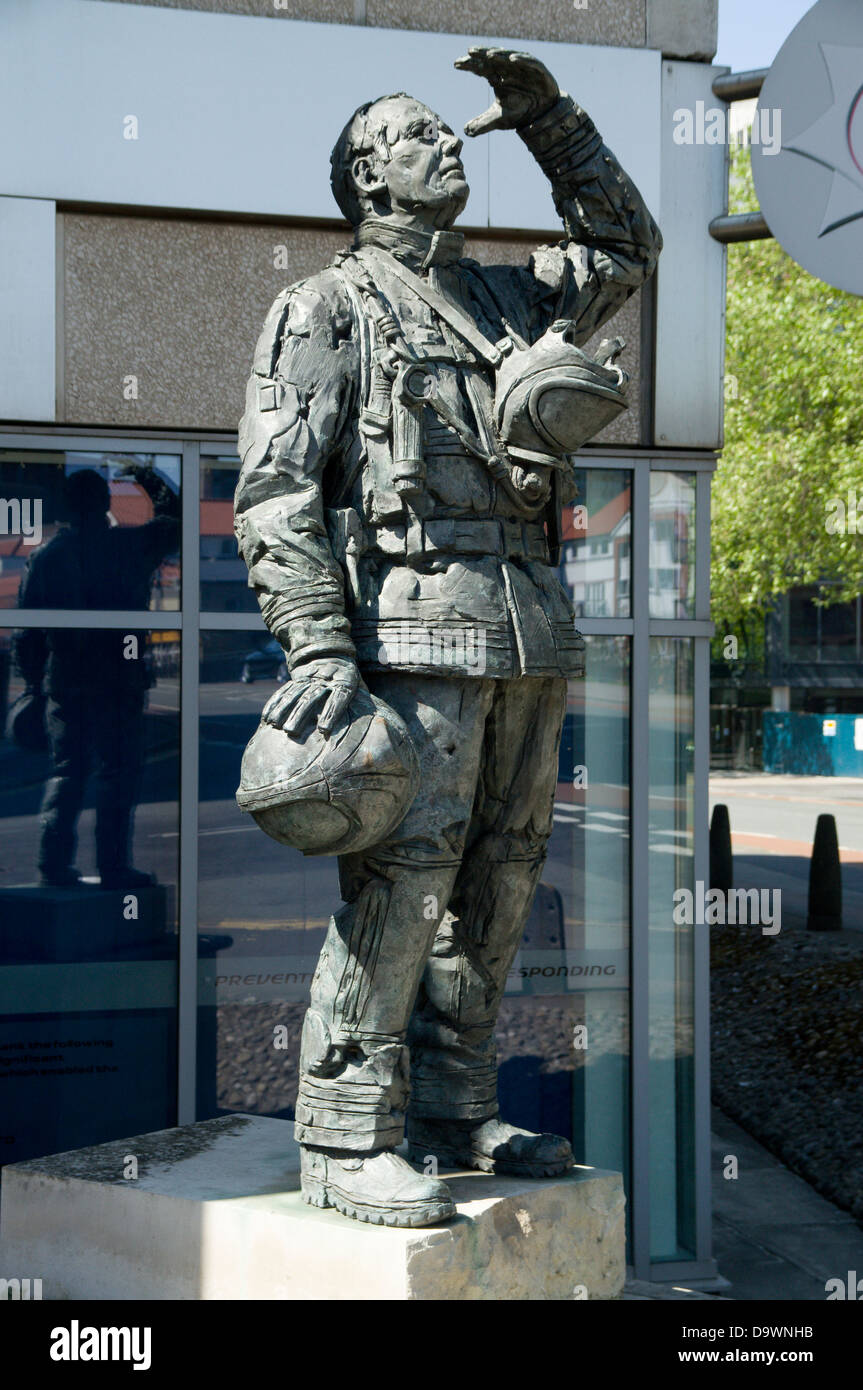 Fireman statue hi-res stock photography and images - Alamy