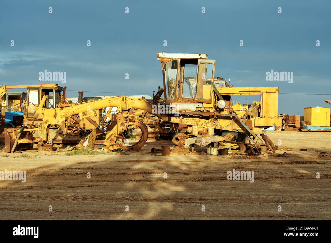 cabin, grader, heavy, ladle, lay, long, powerful, repair, rotate, scrub, service, tractor, wheel, yellow, big, construction, dev Stock Photo