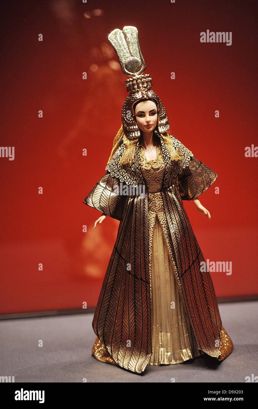 A Barbie figure of Elizabeth Taylor in her role as Cleopatra stands in the exhibiton 'Cleopatra - The eternal diva' in the Art and exhibition hall of the Federal Republic of Germany in Bonn, Germany, 27 June 2013. The exhibition runs from 28 June to 06 October 2013. Photo: HENNING KAISER Stock Photo