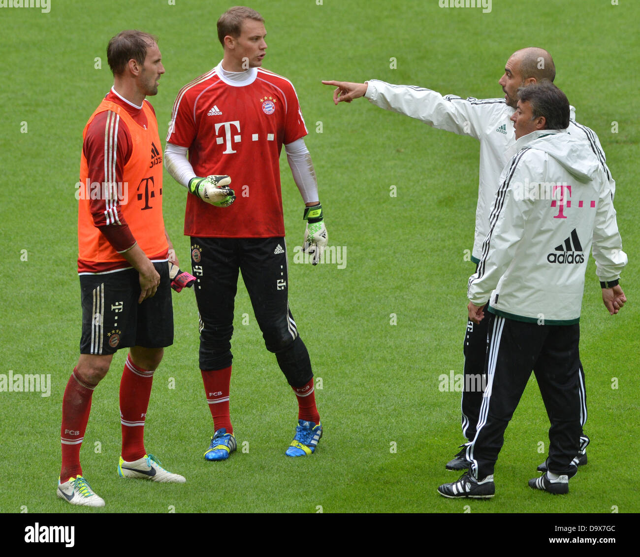 Bayern Munich's goalkeepers Tom Starke (L-R), Manuel Neuer receive instruction from coach Pep Guardiola and co-coach Domenec Torrent during the practice session of Bundesliga soccer club FC Bayern Munich in Munich, Germany, 27 June 2013. Photo:  Peter Kneffel Stock Photo