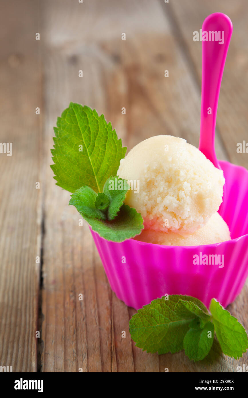 Ice cream scoop vanilla hi-res stock photography and images - Alamy