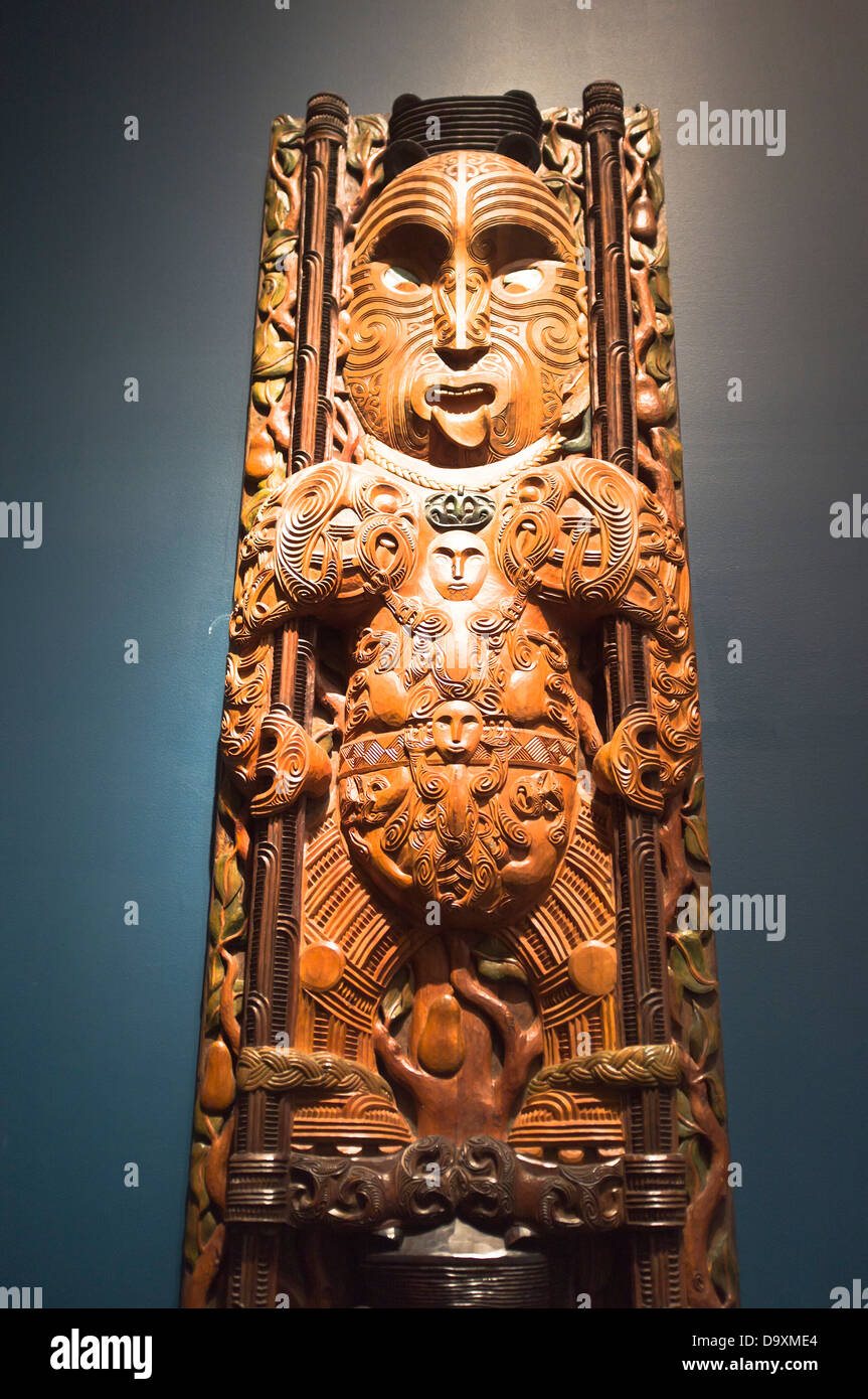 dh  WELLINGTON NEW ZEALAND New Zealand maori carving wood artwork nz culture carved art maoris sculpture Stock Photo