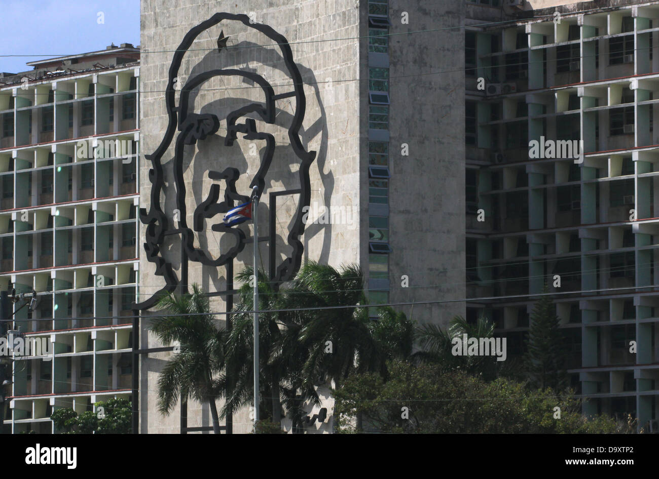 A government building at the Plaza de la Revolucion photographed in Havana, Cuba, 10 April 2013. A huge wall picture of revolution hero Che Guevara is displayed at the wall of the interior ministry. Photo: PETER ZIMMERMANN Stock Photo