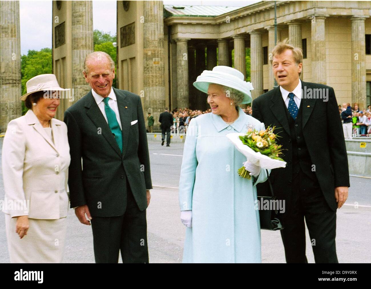 Monika Diepgen, Prince Philipp, Queen Elizabeth II. and governing mayor of Berlin Eberhard Diepgen in front of Brandenburg Gate. Stock Photo