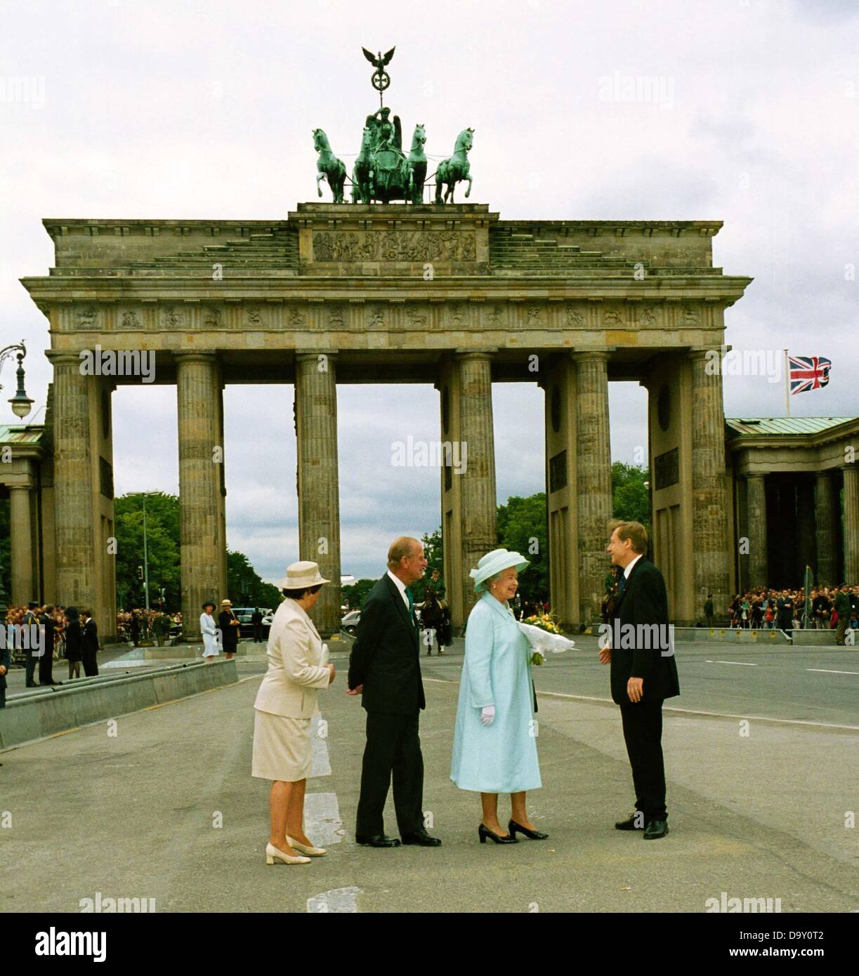 Monika Diepgen, Prince Philipp, Queen Elizabeth II. and governing mayor of Berlin Eberhard Diepgen in front of Brandenburg Gate. Stock Photo
