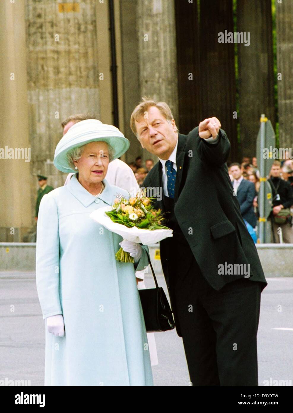 Queen Elizabeth II. and governing mayor of Berlin Eberhard Diepgen in front of Brandenburg Gate. Stock Photo