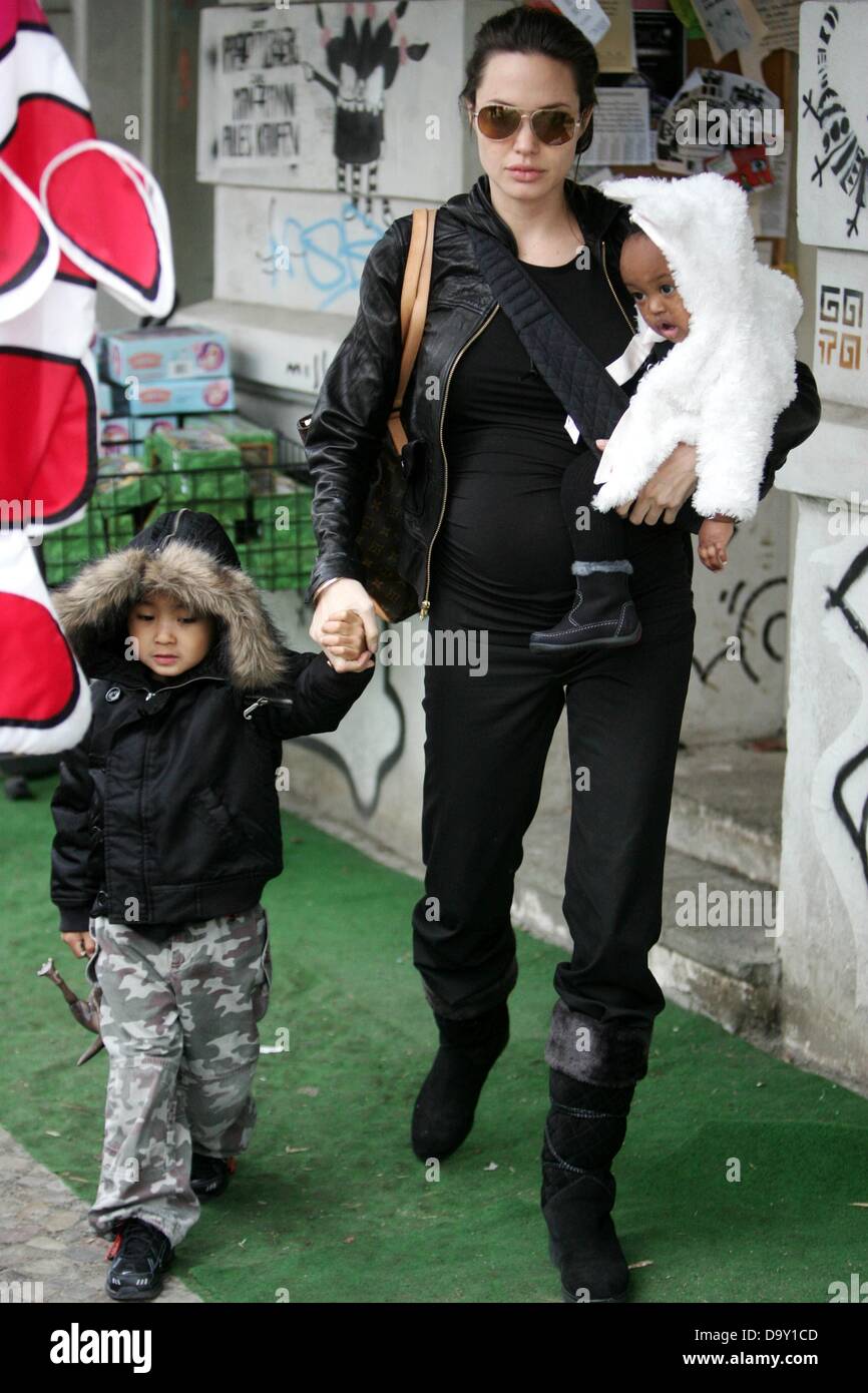 Angelina Jolie with her children in Berlin Stock Photo - Alamy