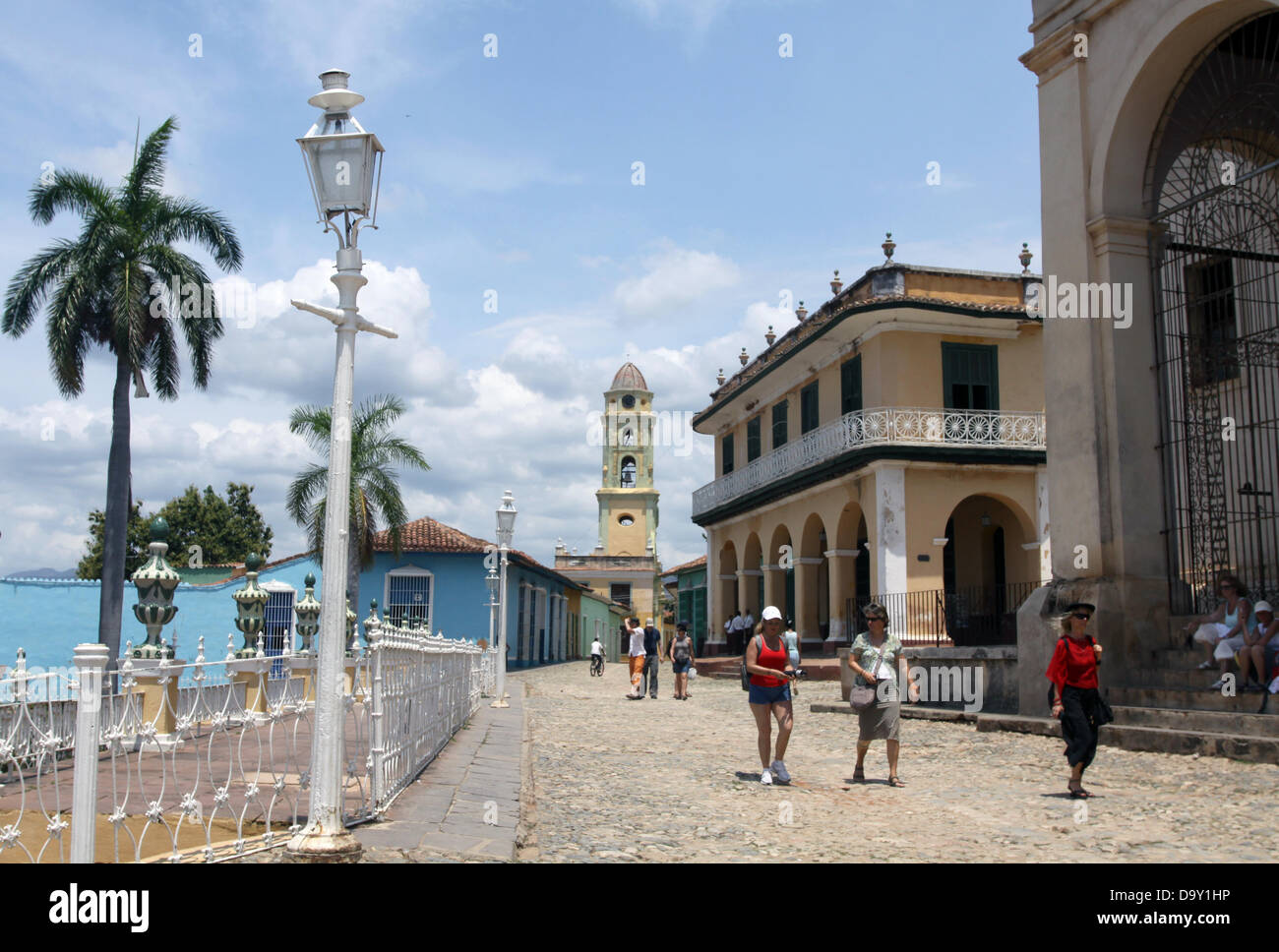 Street scene with (R-L) palm trees, lantern, convent and church San Francisco, and museum Romantico (Palacio Brunet) in Trinidad, Cuba, 15 April 2013. Photo: PETER ZIMMERMANN Stock Photo
