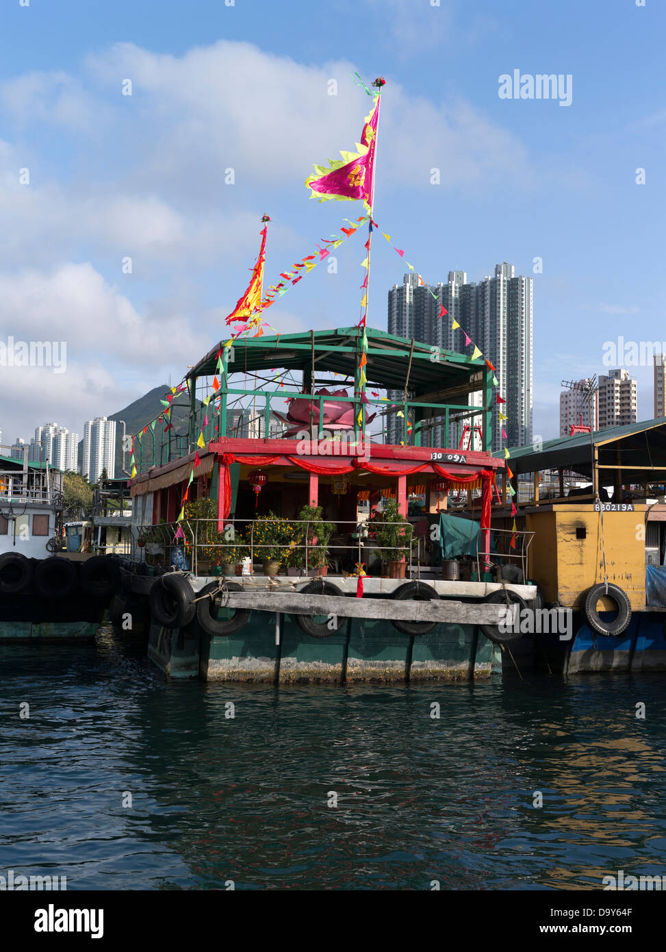dh Chinese New Year ABERDEEN HONG KONG Family harbour junk boat with decorations flags house junks houseboat village floating harbor fishing vessel Stock Photo