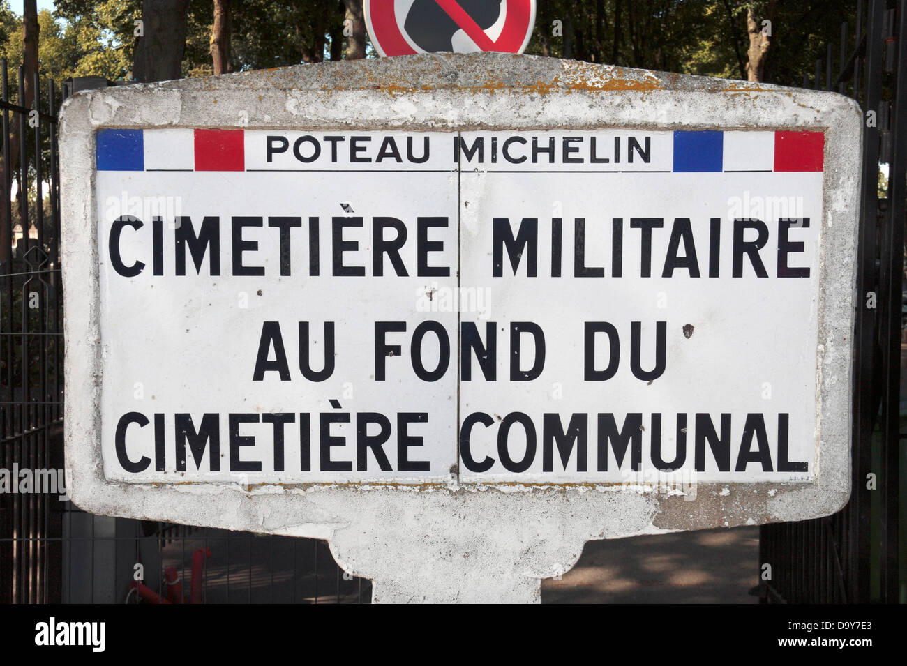 Sign outside the entrance to the combined Commonwealth St Pierre & French Fond du Communal Cemeteries, Amiens, Picardy, France. Stock Photo