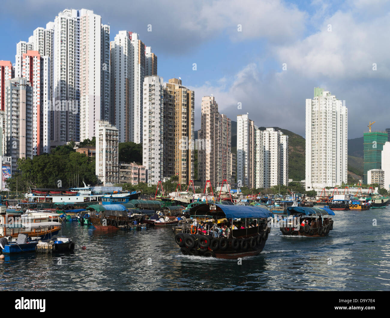 dh Aberdeen Harbour ABERDEEN HONG KONG Chinese tourist  sampan high rise residential skyscraper flats island boats Stock Photo
