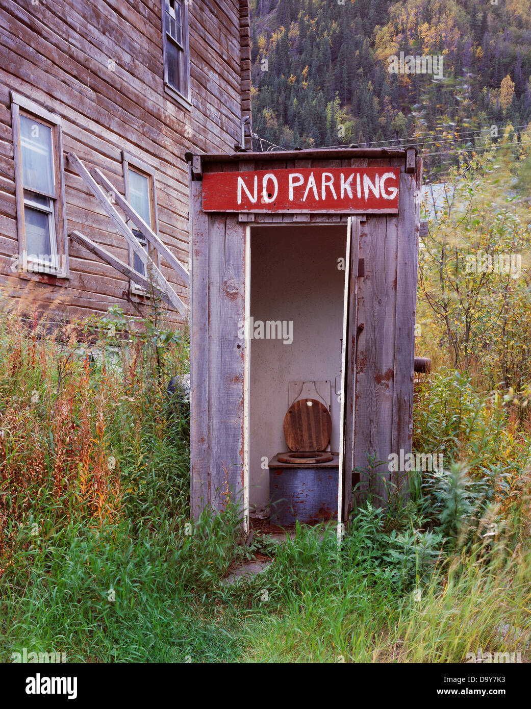USA, Alaska, Chitina, No Parking sign on outhouse behind Chitina Emporium Stock Photo