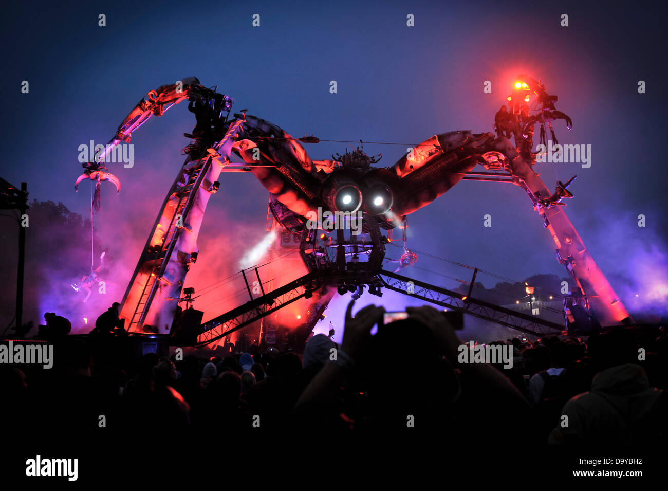 Glastonbury, UK. 28th June 2013. GLASTONBURY MUSIC FESTIVAL UK  2013 Festival goers watch a performance of Arcadia, a giant spider consisting of flames and lasers in tune to bass-pounding music DJs at the arts and music festival. GLASTONBURY MUSIC FESTIVAL PILTON, SOMERSET, ENGLAND, UK Credit:  Alistair Heap/Alamy Live News Stock Photo