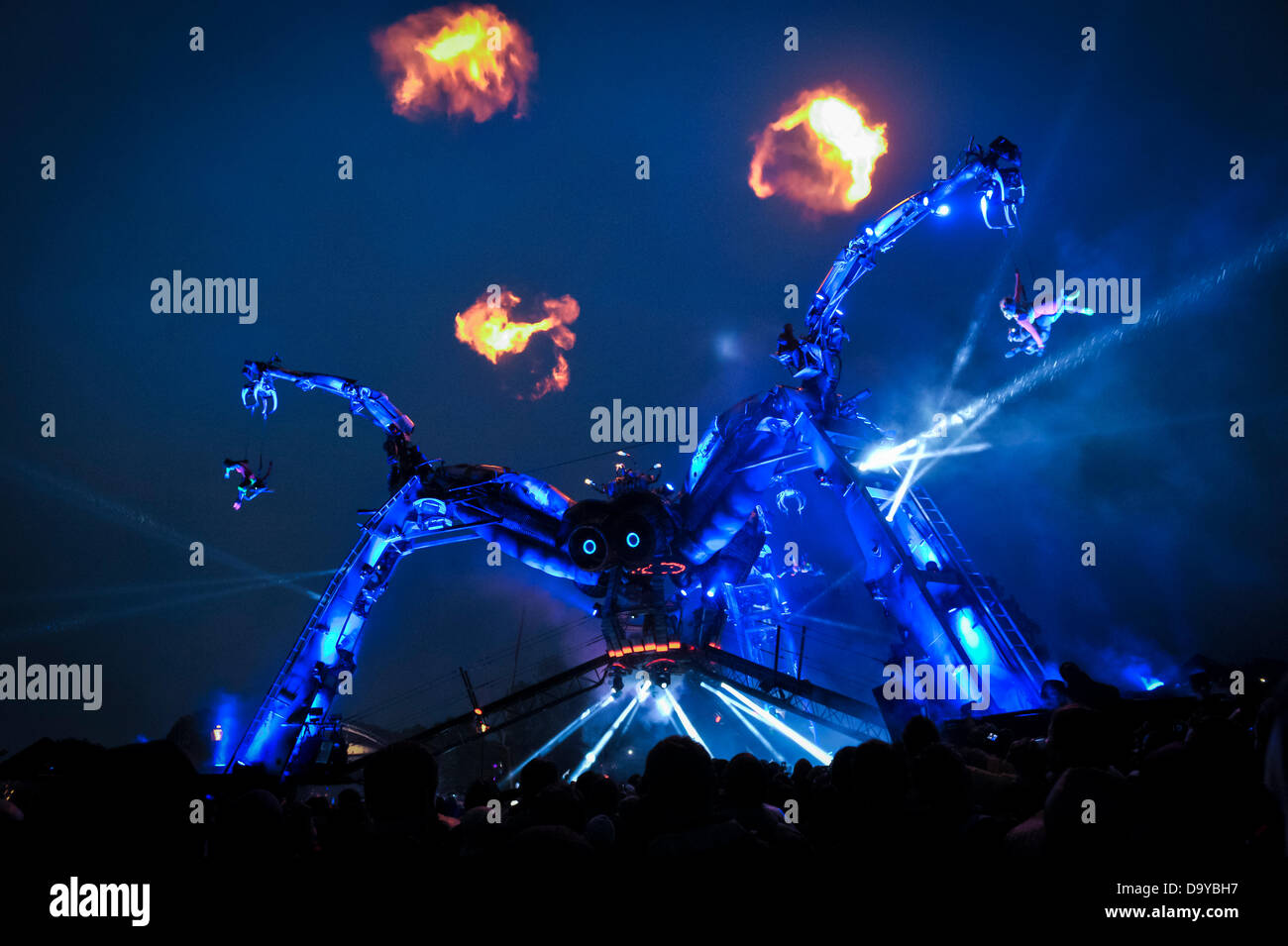 Glastonbury, UK. 28th June 2013. GLASTONBURY MUSIC FESTIVAL UK  2013 Festival goers watch a performance of Arcadia, a giant spider consisting of flames and lasers in tune to bass-pounding music DJs at the arts and music festival. GLASTONBURY MUSIC FESTIVAL PILTON, SOMERSET, ENGLAND, UK Stock Photo