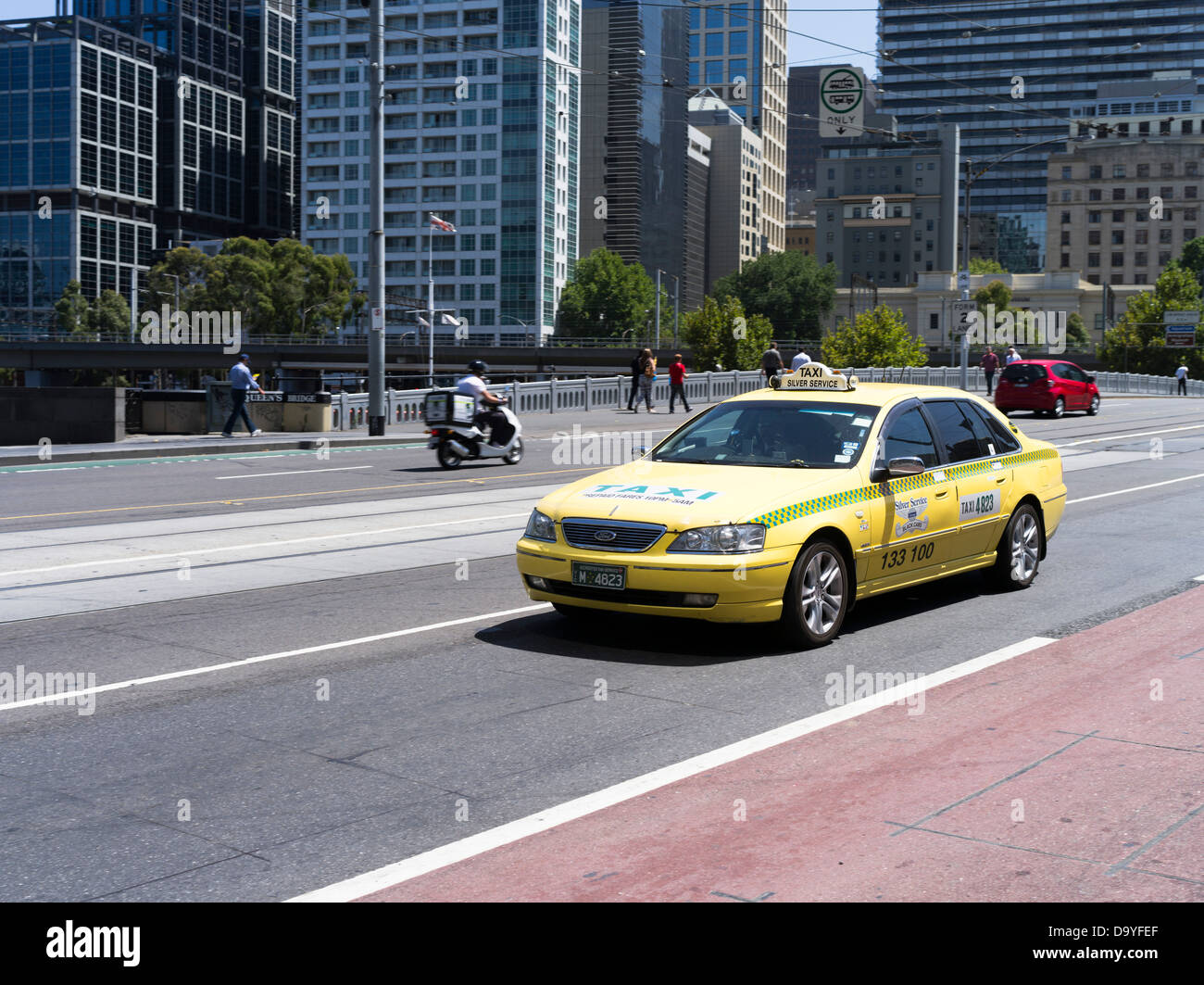 dh  MELBOURNE AUSTRALIA Yellow taxi cab car Melbourne taxis Stock Photo