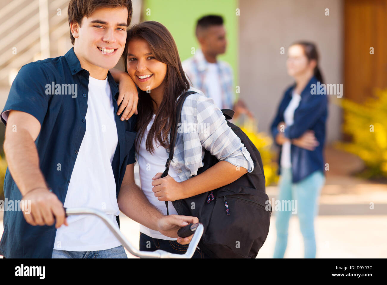 друзья мальчик и девочка. парни друзья. мальчик и девочка 10 лет. любовь в подростковом возрасте. два мальчика-друга и девочка в школе.