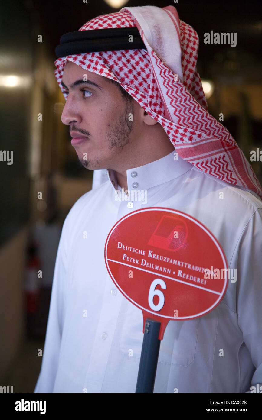 Saudi men generally wear a headscarf called a ghutra and a floor-length shirt-dress known as a thobe, Jeddah, Saudi Arabia. Stock Photo