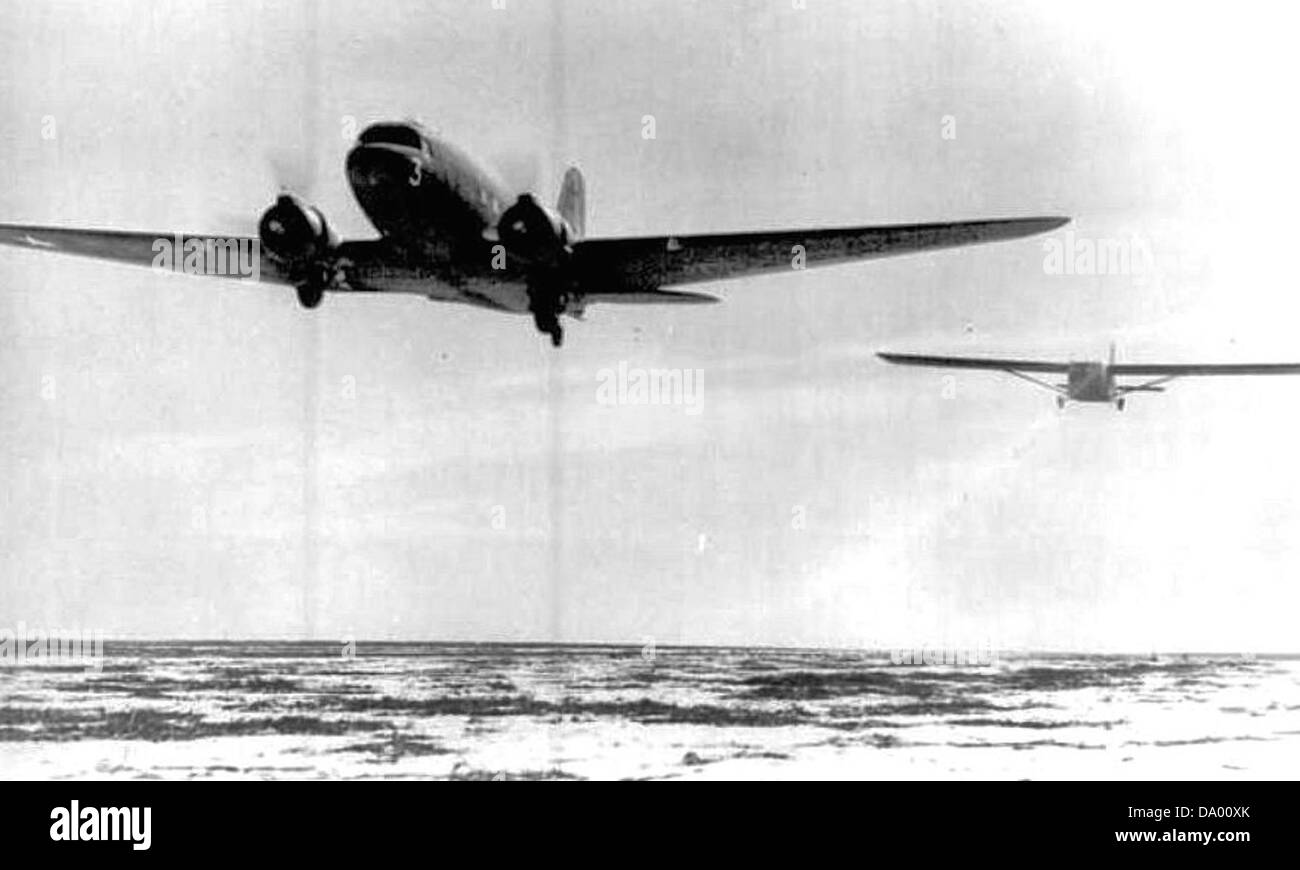 Dalhart Army Airfield C 47 And Cg 4 Glider Stock Photo Alamy