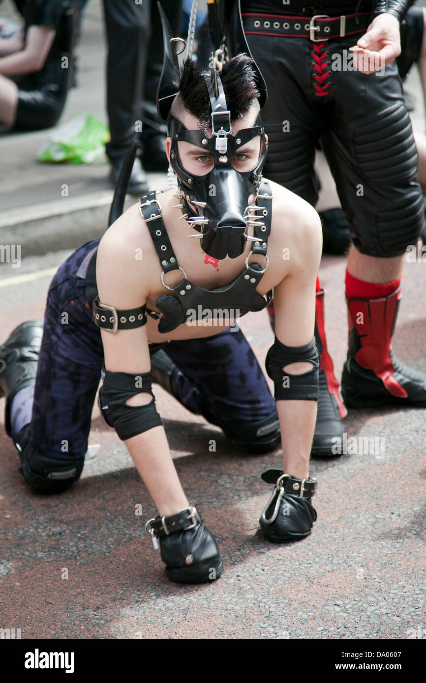 heilige Bitterheid Trappenhuis London Gay Pride - Participant dressed inn Dog Slave Rubber Gimp Uniform -  London UK Stock Photo - Alamy