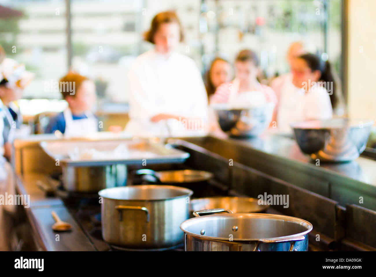 Kids learning how to cook in cooking school Stock Photo - Alamy