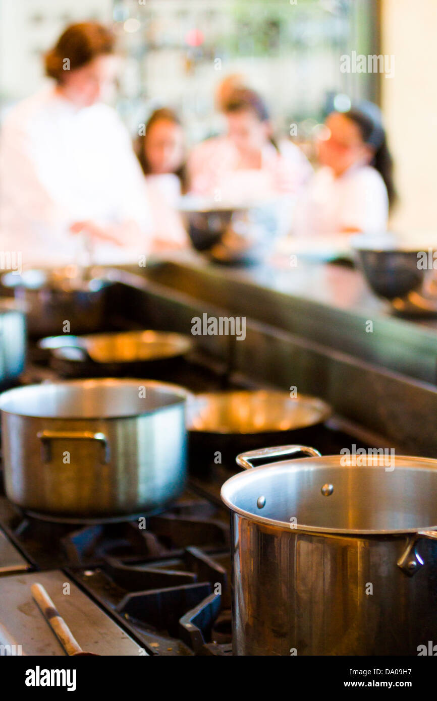 Kids learning how to cook in cooking school Stock Photo - Alamy