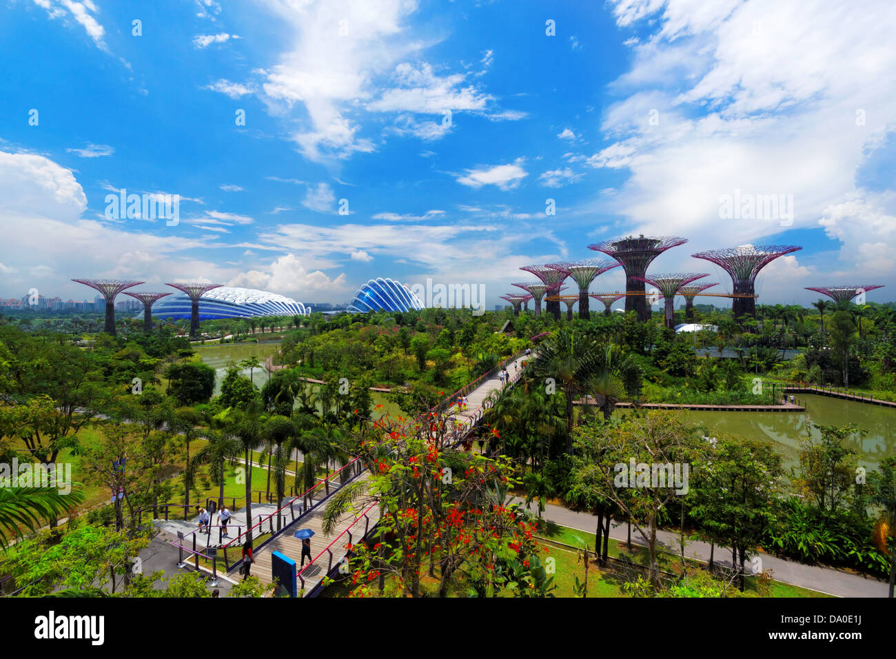 Singapore gardens by the bay rain hi-res stock photography and images ...