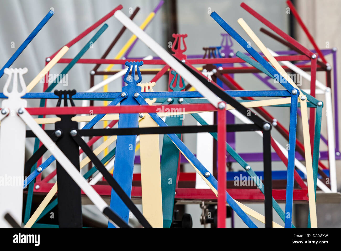 An easel stands hi-res stock photography and images - Alamy