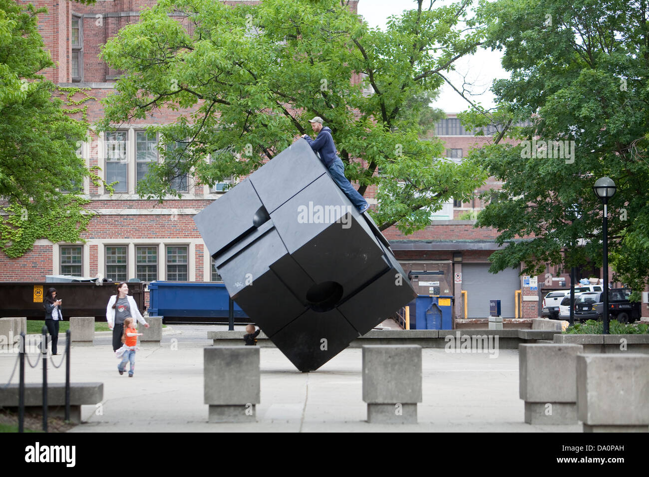 Cube sculpture hi-res stock photography and images - Alamy