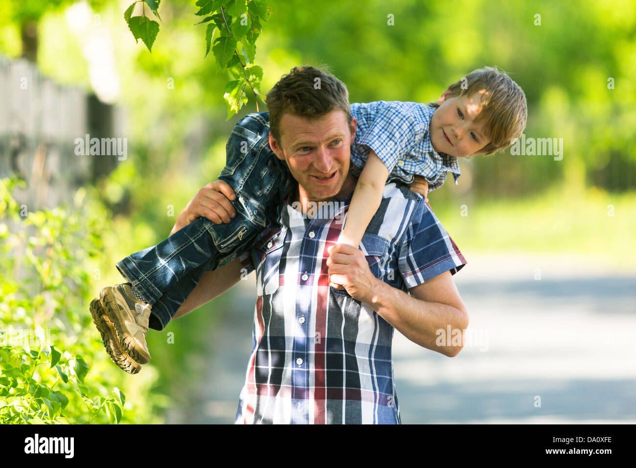 Команда отца и сына. Молодой отец. Папа играет с сыном. Игра отец и сын. Каримов отцы и дети на природе игры с папами.