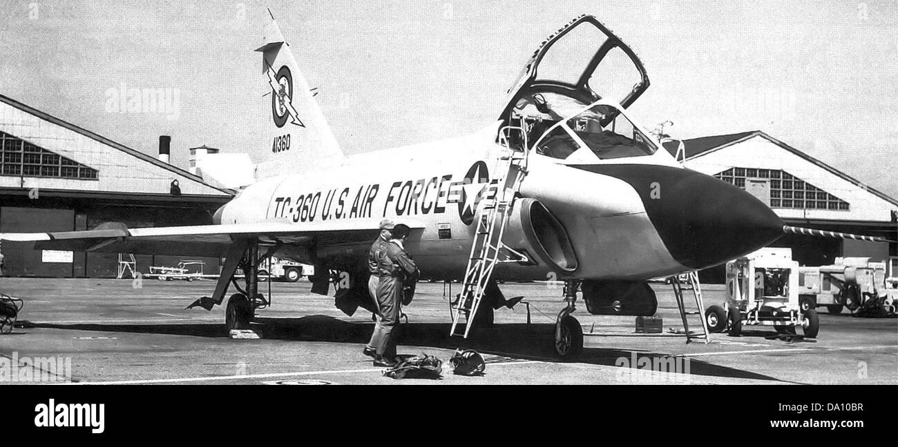 Convair tf 102a delta dagger hi-res stock photography and images - Alamy