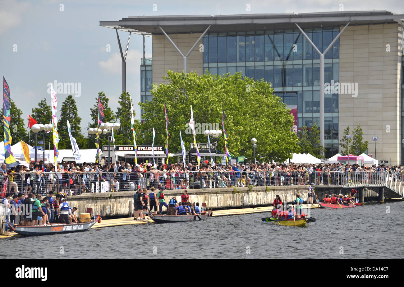 Une tête de dragon prise lors d'une danse du dragon chinois au Londres Hong  Kong Dragon Boat Festival, Royal Albert Docks, London 2011 Photo Stock -  Alamy