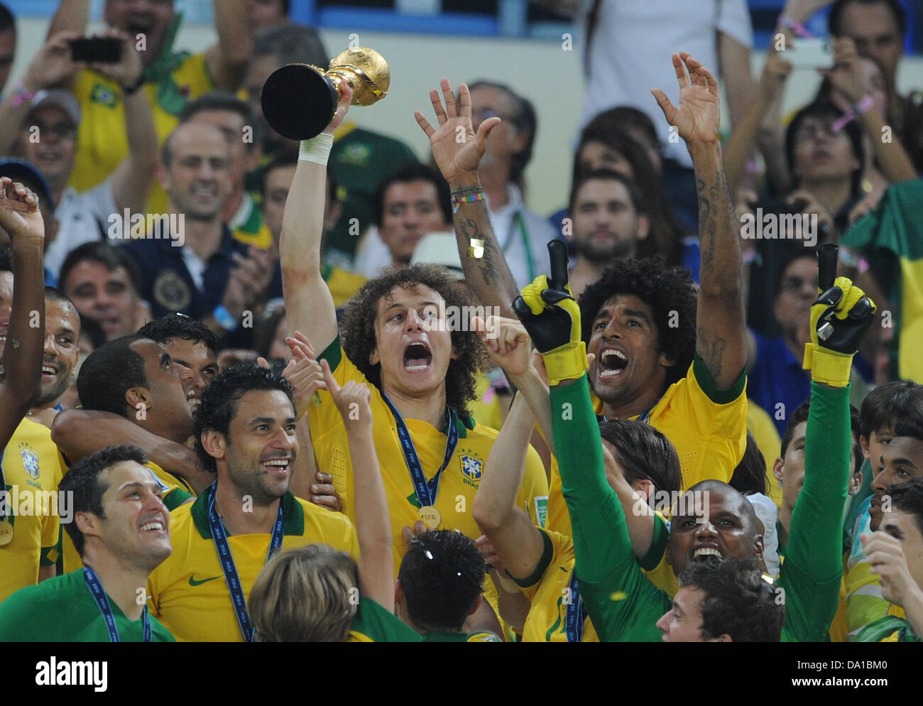 Rio de Janeiro, Brazil. 30 June 2013, Confederations Cup final, Brazil v Spain 3-0: David Luiz (BRA) with the trophy, team mate Dante (R). Credit:  dpa picture alliance/Alamy Live News Stock Photo