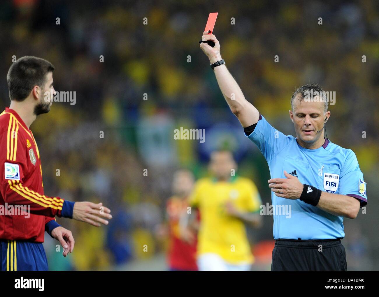 Rio de Janeiro, Brazil. 30 June 2013, Confederations Cup final, Brazil v Spain 3-0: Spain's Gerard Pique (L) receives the red card from referee Bjoern Kuipers. Credit:  dpa picture alliance/Alamy Live News Stock Photo