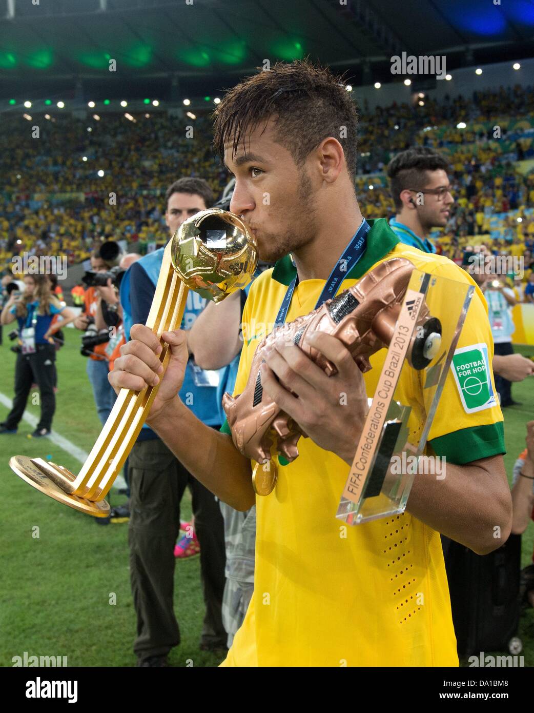Rio de Janeiro, Brazil. 30 June 2013, Confederations Cup final, Brazil v Spain 3-0: Neymar with the best player trophy. Credit:  dpa picture alliance/Alamy Live News Stock Photo