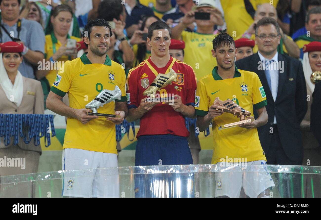 Rio de Janeiro, Brazil. 30 June 2013, Confederations Cup final, Brazil v Spain 3-0, awardings after the final: Brazil's Fred with silver boot, Fernando Torres of Spain with the golden boot Credit:  dpa picture alliance/Alamy Live News Stock Photo