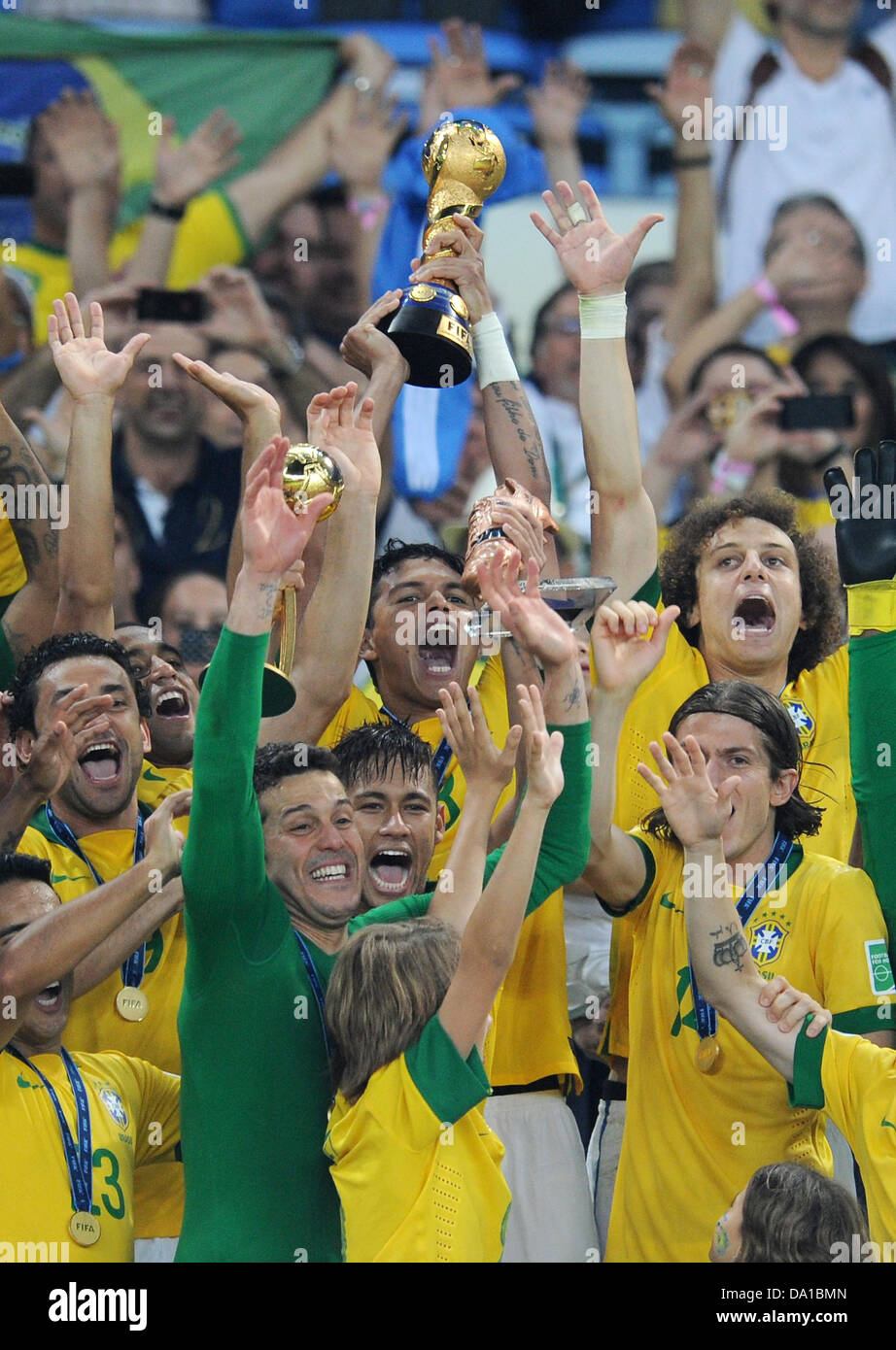 Rio de Janeiro, Brazil. 30 June 2013, Confederations Cup final, Brazil v Spain 3-0: Brazil's captain Thiago SILVA (BRA) with trophy. Credit:  dpa picture alliance/Alamy Live News Stock Photo