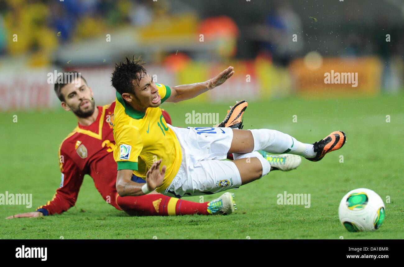 Rio de Janeiro, Brazil. 30 June 2013, Confederations Cup final, Brazil v Spain 3-0: Spain's Gerard Pique (L) fouls Neymar and receives the red card. Credit:  dpa picture alliance/Alamy Live News Stock Photo