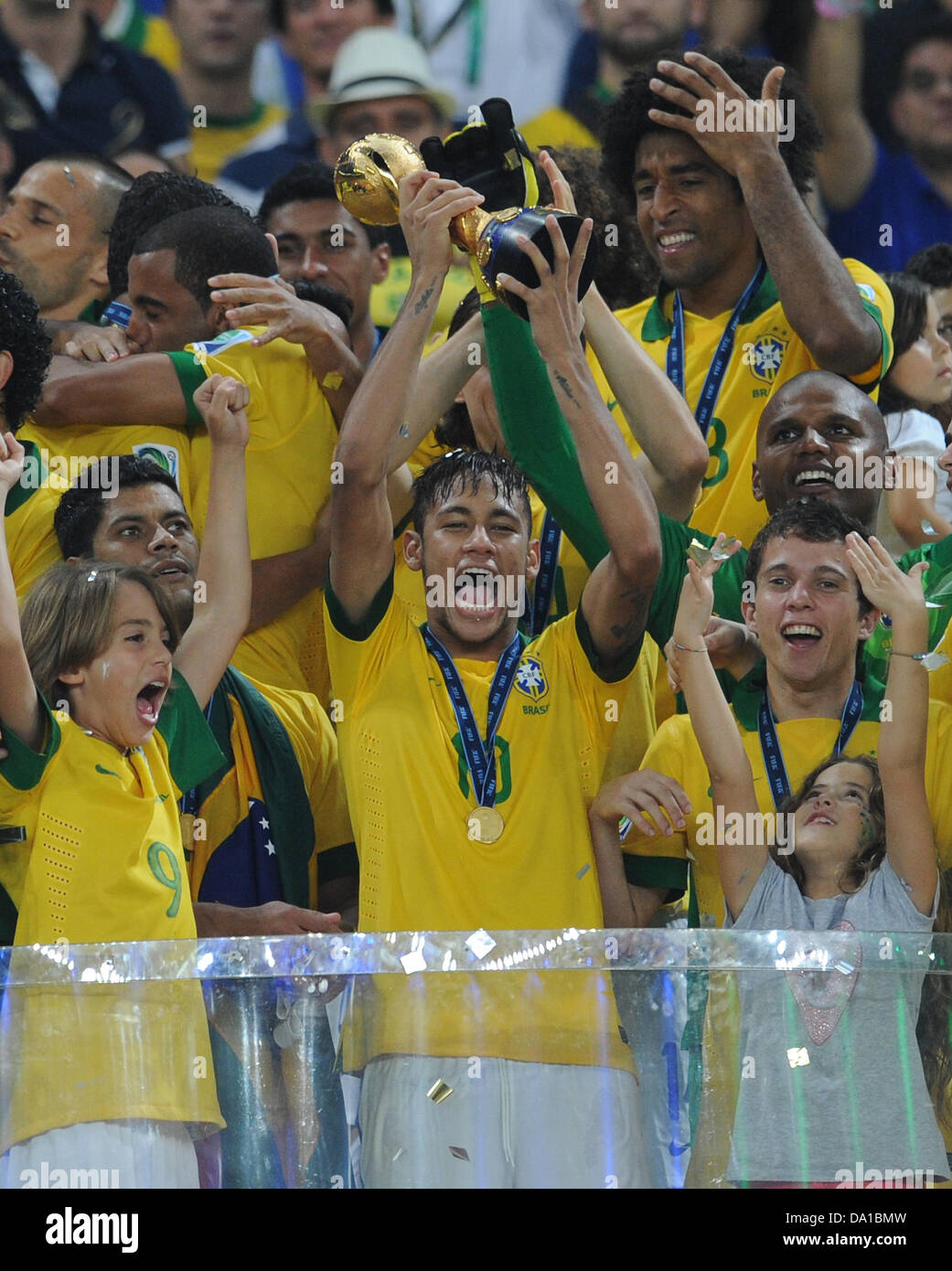 Rio de Janeiro, Brazil. 30 June 2013, Confederations Cup final, Brazil v Spain 3-0: Neymar with the trophy. Credit:  dpa picture alliance/Alamy Live News Stock Photo