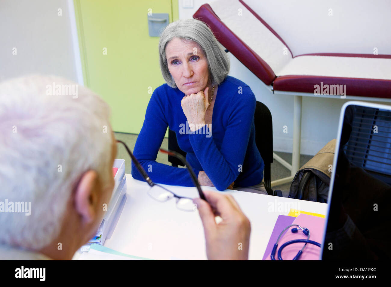 ELDERLY PERSON CONSULTING, DIALOGUE Stock Photo