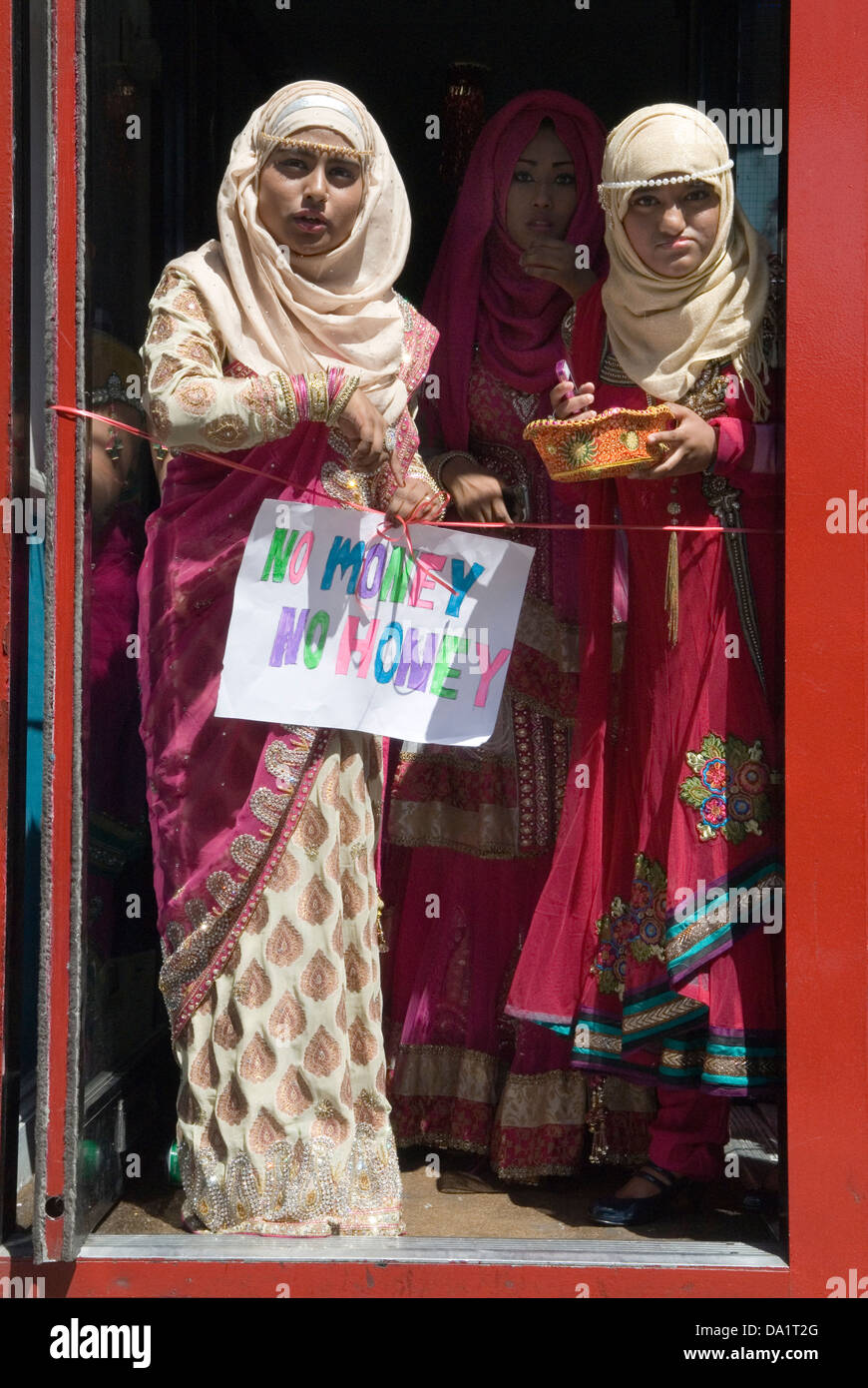 Bengali wedding tradition London UK. No Money No Honey, sign modern dowry relatives tease payment from groom Muslim Wedding Day London UK  HOMER SYKES Stock Photo