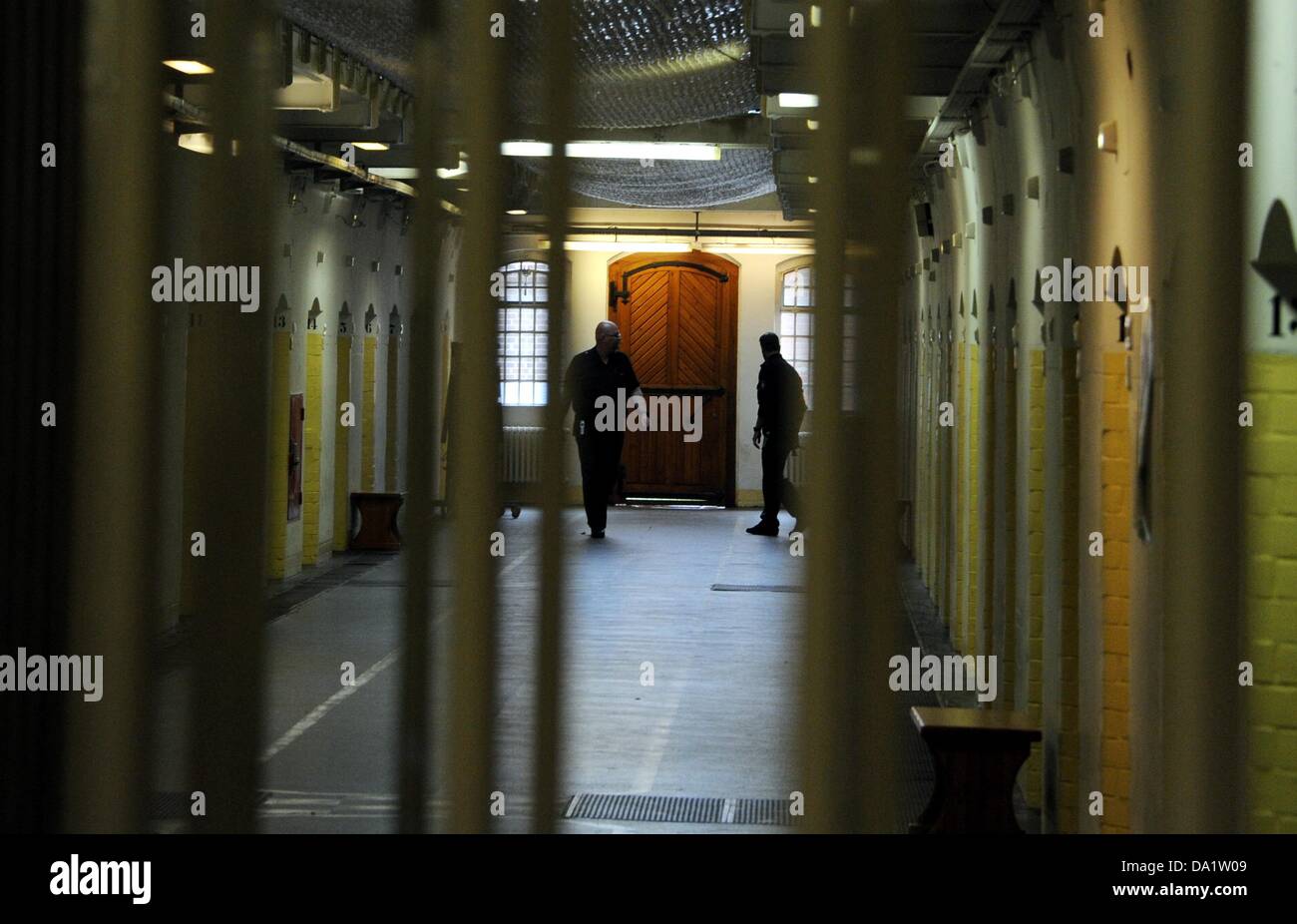 Judicial officers walk down one of the cell tracts of the prison in Neumuenster, Germany, 01 July 2013. Prisoner awaiting trial and prisoners serving sentences of up to five years are imprisoned there. Photo: Carsten Rehder Stock Photo