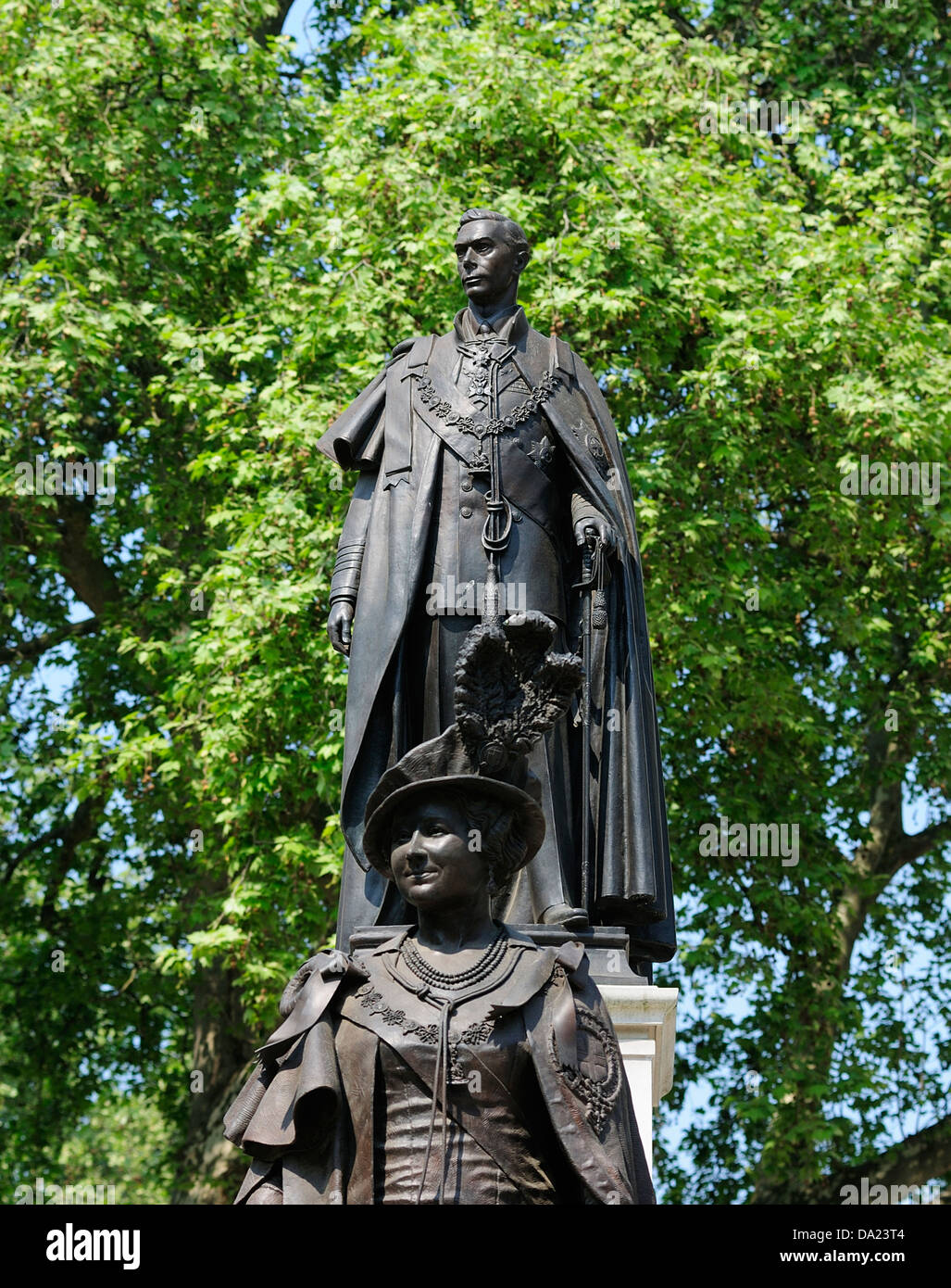 Statue of Queen Elizabeth the Queen Mother with her husband King George VI Stock Photo