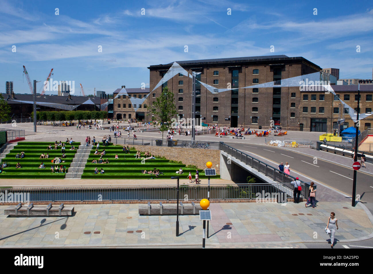 London, United Kingdom - Granary Square and the Central Saint Martins  building in King's Cross Stock Photo - Alamy