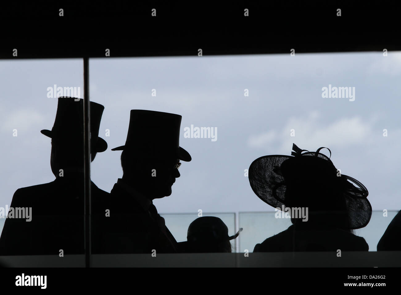 Horse racing ladies day hat hi-res stock photography and images - Alamy