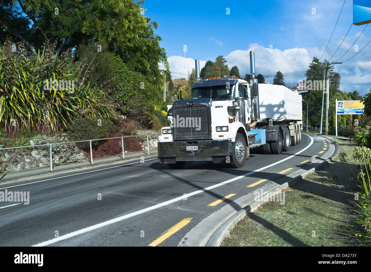 dh  TRANSPORT NEW ZEALAND Large articulated lorry Stock Photo