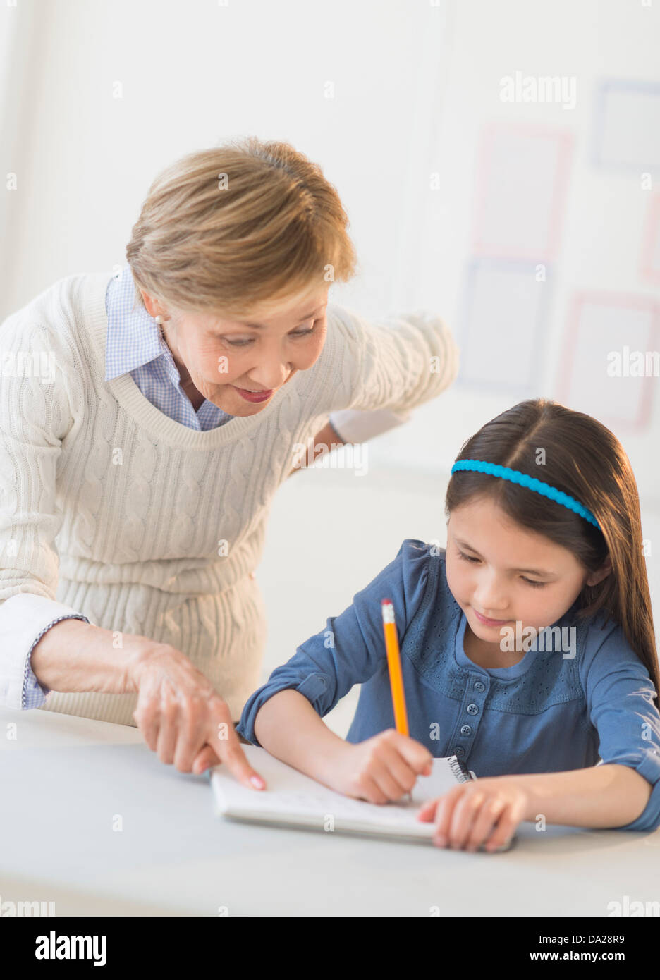 Teacher helping children hi-res stock photography and images - Alamy