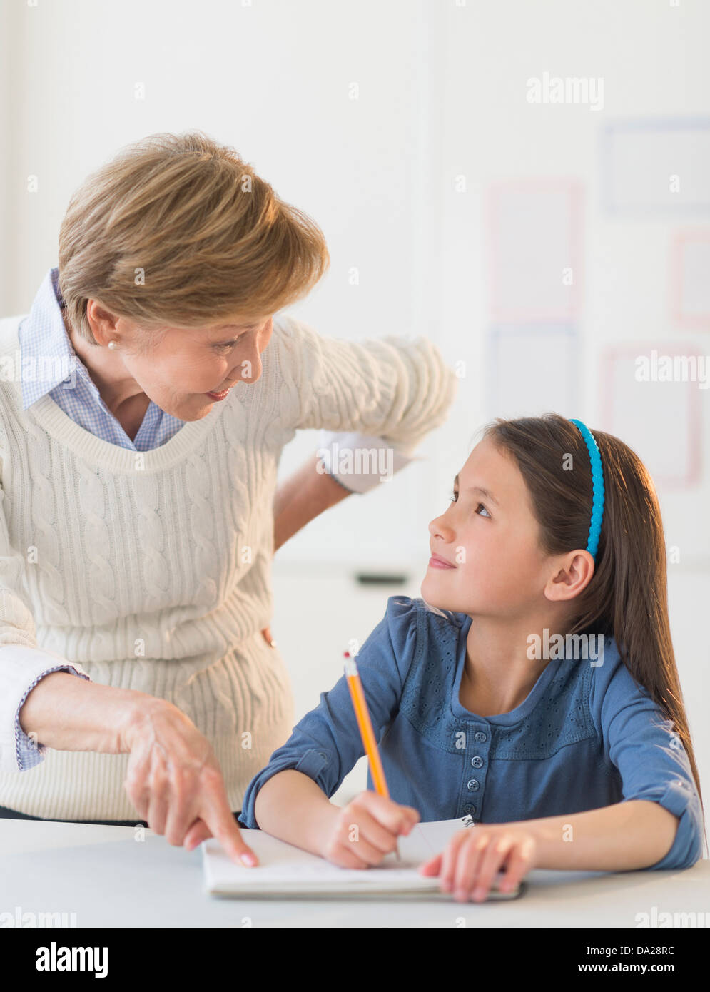 Teacher helping children hi-res stock photography and images - Alamy