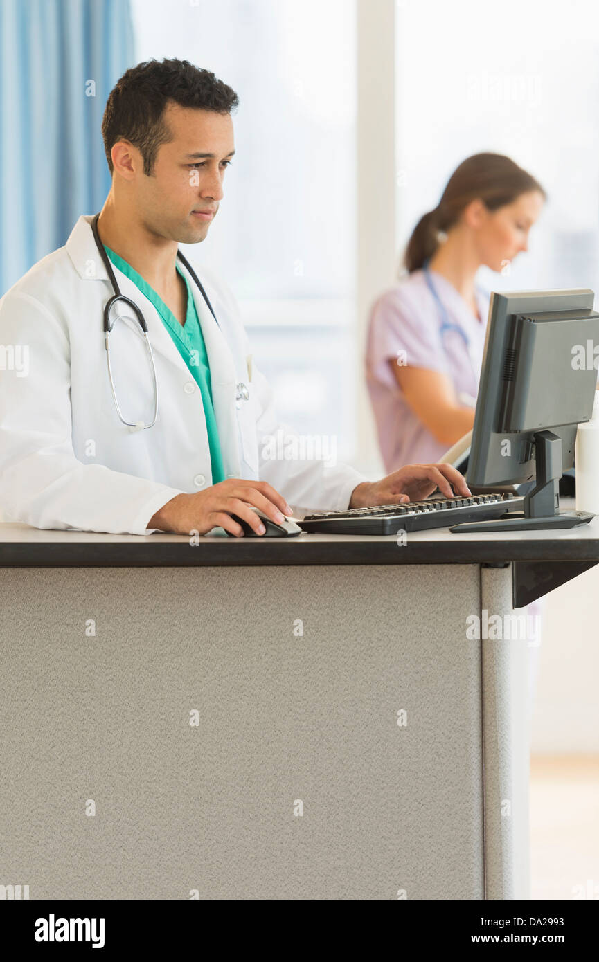Two male nurses at work station hi-res stock photography and images - Alamy, image size:865x1390